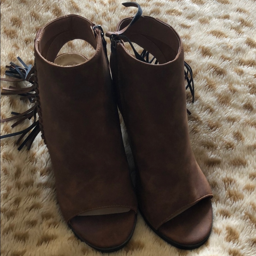 🚫🚫SOLD🚫🚫 EUC Peep toe boots with fringes